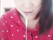 艺校学生在家直播脱衣自嗨，天真的面孔却是那么的淫